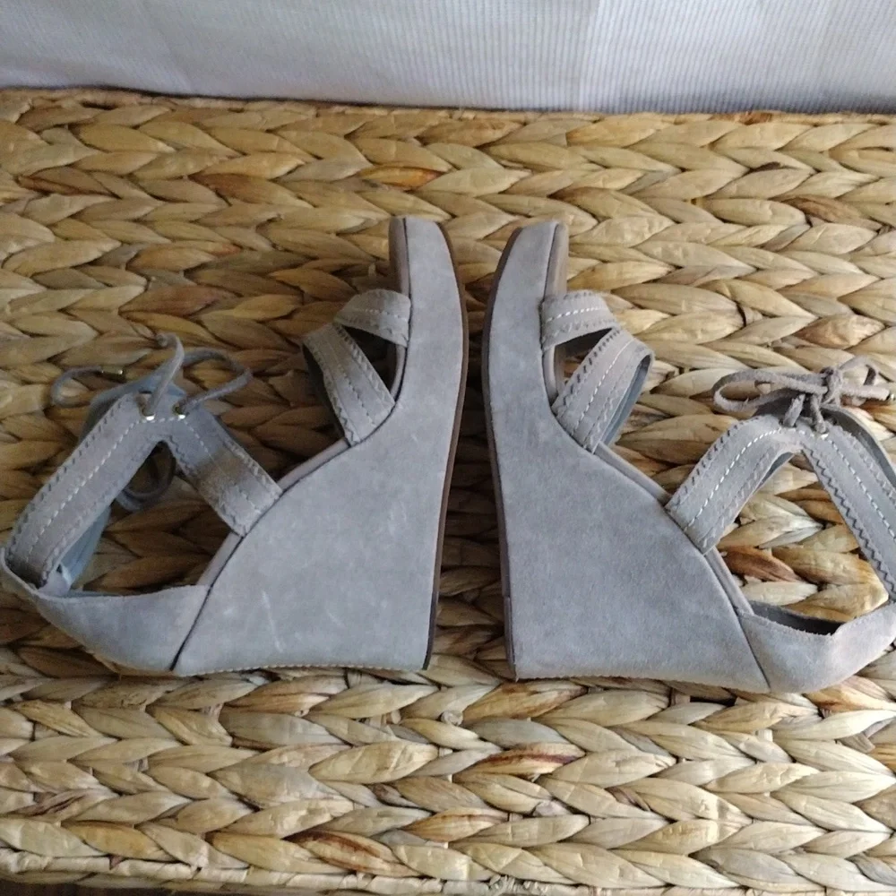 Juicy Couture suede taupe platform sandals 6